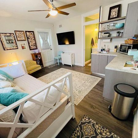 Coastal Chic Suite With Kitchenette And Private Entrance St. Petersburg Exteriör bild