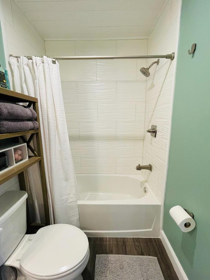 Coastal Chic Suite With Kitchenette And Private Entrance St. Petersburg Exteriör bild
