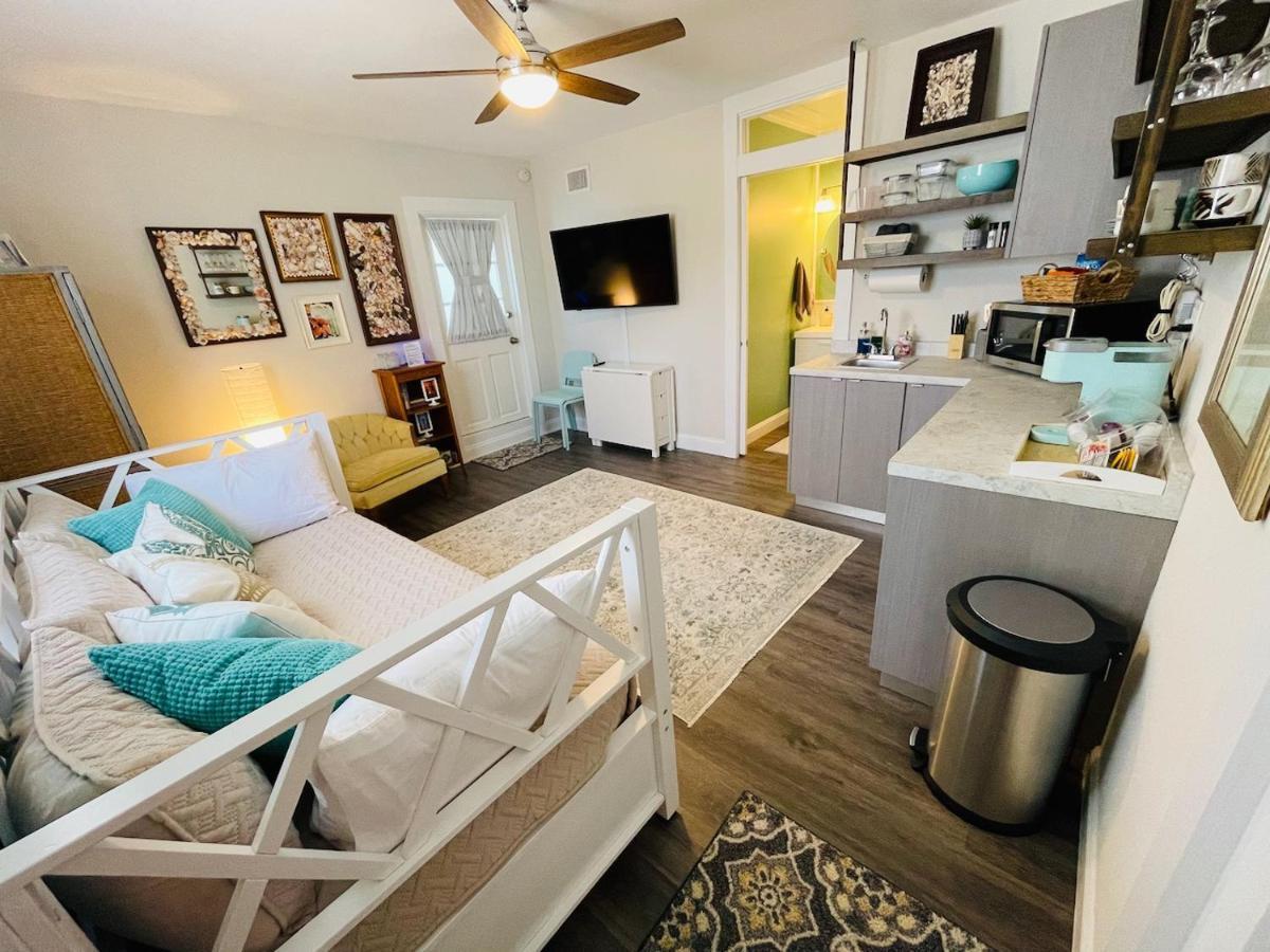 Coastal Chic Suite With Kitchenette And Private Entrance St. Petersburg Exteriör bild