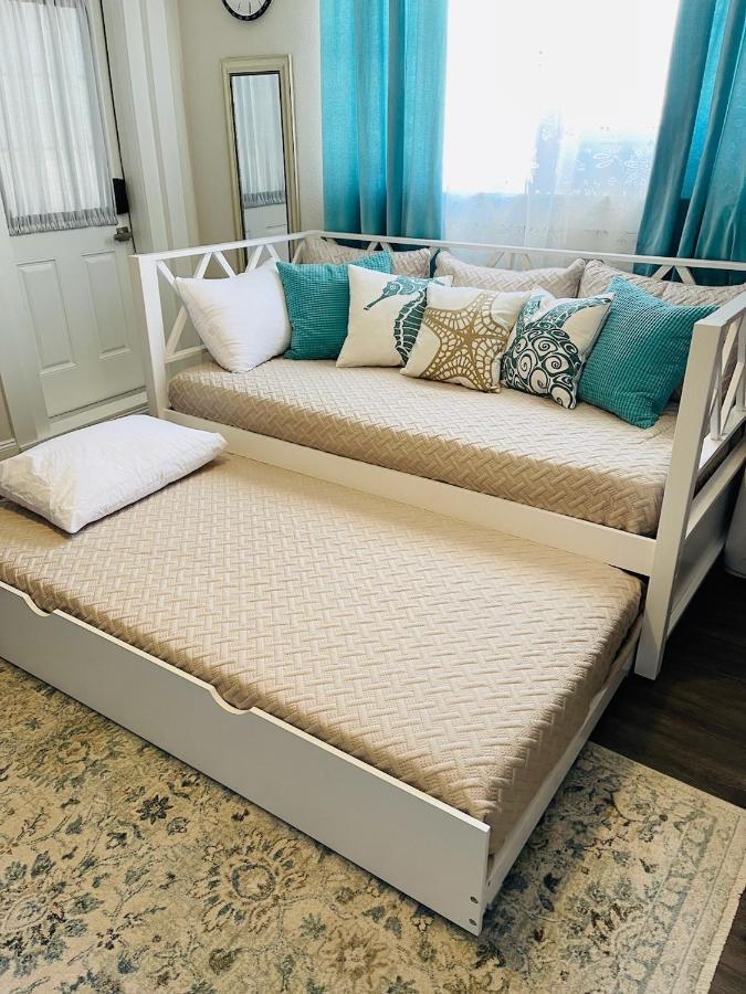 Coastal Chic Suite With Kitchenette And Private Entrance St. Petersburg Exteriör bild