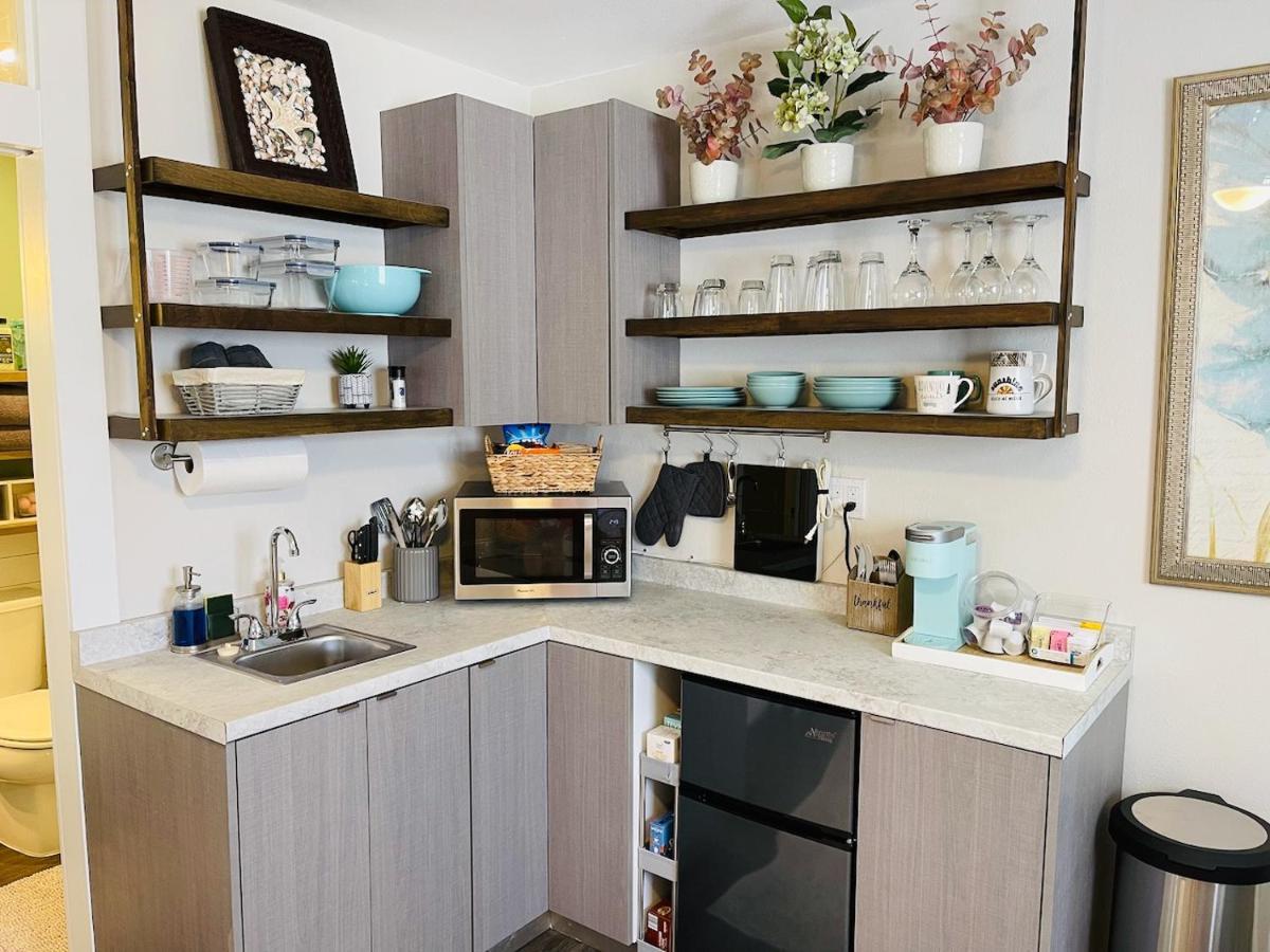 Coastal Chic Suite With Kitchenette And Private Entrance St. Petersburg Exteriör bild