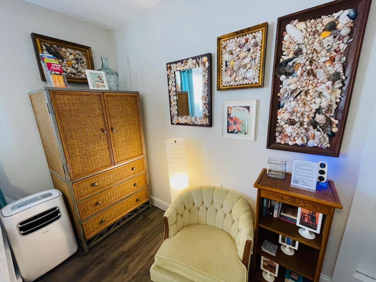Coastal Chic Suite With Kitchenette And Private Entrance St. Petersburg Exteriör bild